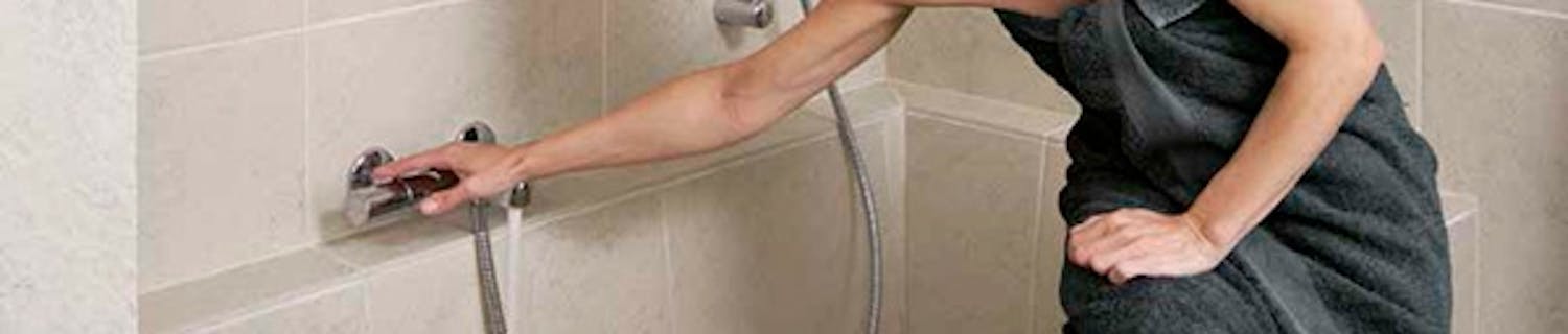 Kjøp et ferdigstøpt badekar, og kle det med fliser